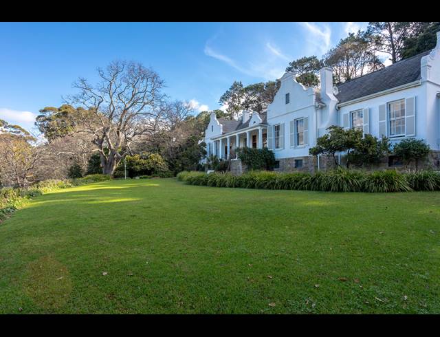 5 BEDROOM FREESTANDING TO LET IN CONSTANTIA